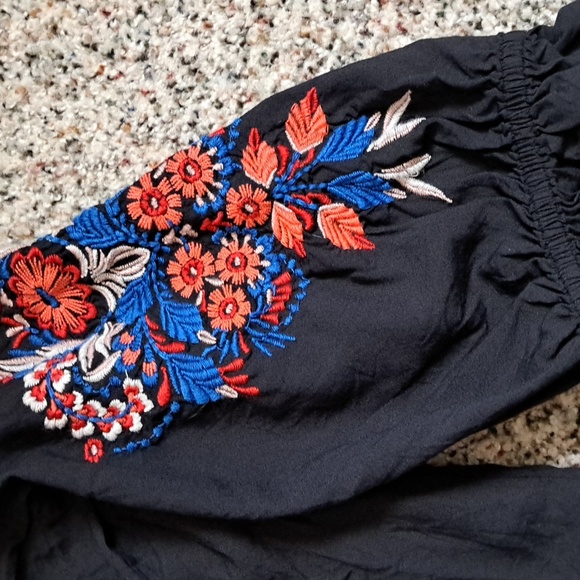 Embroidered sleeved shirt. - Picture 5 of 6